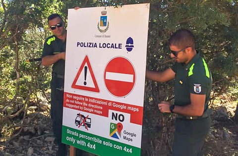 Hòn đảo ở Italy dựng biển cảnh báo du khách không đi theo Google Maps - Ảnh 1. Hòn đảo ở Italy dựng biển cảnh báo du khách không đi theo Google Maps - Ảnh 1.