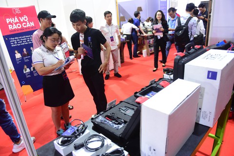 Khu vực phụ trợ của triển lãm ôtô Việt Nam 2019 bì bõm nước - Ảnh 2. Khu vực phụ trợ của triển lãm ôtô Việt Nam 2019 bì bõm nước - Ảnh 2.