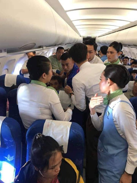 Hành khách co giật, cắn lưỡi trên máy bay được bác sĩ cứu - Ảnh 1. Hành khách co giật, cắn lưỡi trên máy bay được bác sĩ cứu - Ảnh 1.