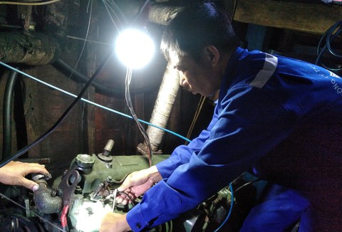 Trung tâm hậu cần đảo Sinh Tồn cứu tàu cá bị sự cố ở Trường Sa - Ảnh 1. Trung tâm hậu cần đảo Sinh Tồn cứu tàu cá bị sự cố ở Trường Sa - Ảnh 1.
