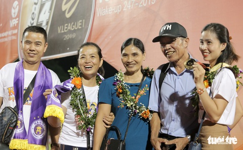 CĐV tràn xuống sân khi Hà Nội FC mừng vô địch V-League 2019 - Ảnh 11.