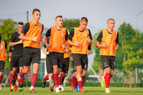 FK Sarajevo - CLB thuộc sở hữu của doanh nhân người Việt đến tập huấn tại PVF - Ảnh 1. FK Sarajevo - CLB thuộc sở hữu của doanh nhân người Việt đến tập huấn tại PVF - Ảnh 1.