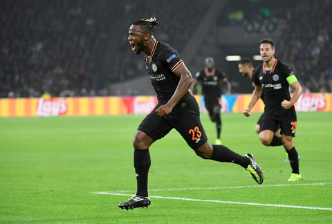 Batshuayi giúp Chelsea hạ Ajax ở phút cuối - Ảnh 1. Batshuayi giúp Chelsea hạ Ajax ở phút cuối - Ảnh 1.