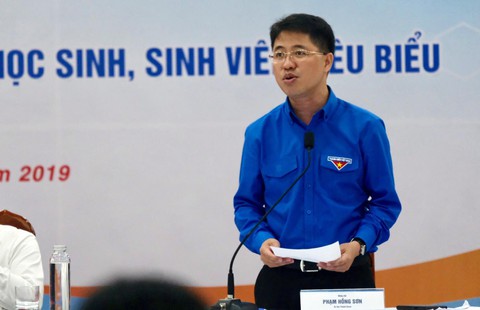 Anh Phạm Hồng Sơn - Bí thư Thành đoàn TP.HCM cho biết nhiều ý kiến của các bạn sinh viên - học sinh tiêu biểu của TP sẽ được Thành đoàn tiếp nhận và xây dựng các chương trình phù hợp để đáp ứng nhu cầu học tập, giải trí của người trẻ TP - Ảnh: VŨ THUỶ Anh Phạm Hồng Sơn - Bí thư Thành đoàn TP.HCM cho biết nhiều ý kiến của các bạn sinh viên - học sinh tiêu biểu của TP sẽ được Thành đoàn tiếp nhận và xây dựng các chương trình phù hợp để đáp ứng nhu cầu học tập, giải trí của người trẻ TP - Ảnh: VŨ THUỶ