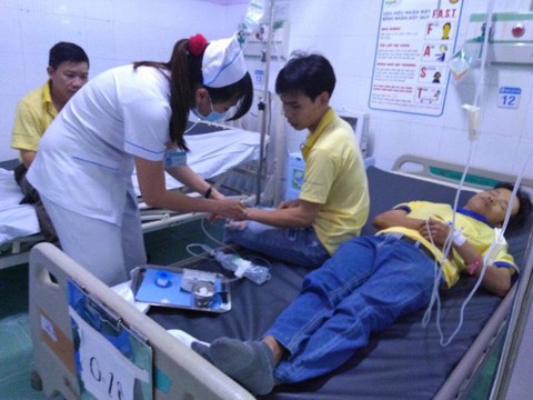 Gần 50 công nhân nhập viện nghi ngộ độc sau bữa cơm tăng ca - Ảnh 1. Gần 50 công nhân nhập viện nghi ngộ độc sau bữa cơm tăng ca - Ảnh 1.