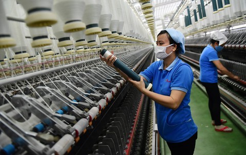 Vẫn tranh luận kịch liệt về giờ làm thêm - Ảnh 2. Vẫn tranh luận kịch liệt về giờ làm thêm - Ảnh 2.