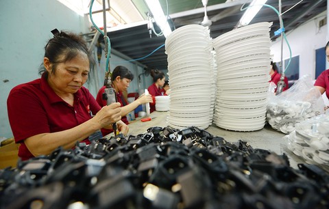 Vẫn tranh luận kịch liệt về giờ làm thêm - Ảnh 1. Vẫn tranh luận kịch liệt về giờ làm thêm - Ảnh 1.