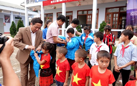 Tặng điểm trường và 1.500 áo ấm cho trẻ vùng cao - Ảnh 3. Tặng điểm trường và 1.500 áo ấm cho trẻ vùng cao - Ảnh 3.