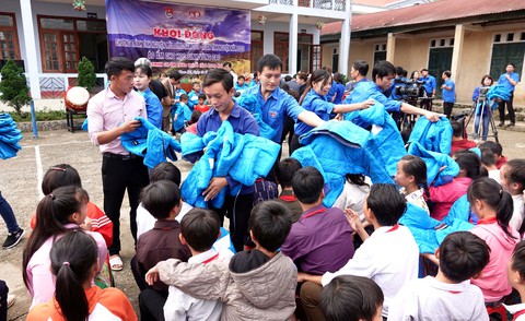 Tặng điểm trường và 1.500 áo ấm cho trẻ vùng cao - Ảnh 5. Tặng điểm trường và 1.500 áo ấm cho trẻ vùng cao - Ảnh 5.