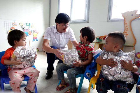 Tặng điểm trường và 1.500 áo ấm cho trẻ vùng cao - Ảnh 8. Tặng điểm trường và 1.500 áo ấm cho trẻ vùng cao - Ảnh 8.