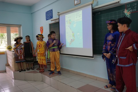 Phụ huynh dự giờ, thấy thương thầy cô quản nguyên đàn con nghịch ngợm - Ảnh 2. Phụ huynh dự giờ, thấy thương thầy cô quản nguyên đàn con nghịch ngợm - Ảnh 2.