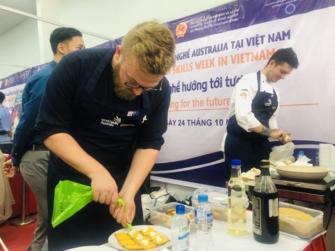 Lạ mắt, hứng thú với buổi trình diễn kỹ năng nghề cho sinh viên Việt Nam - Ảnh 3. Lạ mắt, hứng thú với buổi trình diễn kỹ năng nghề cho sinh viên Việt Nam - Ảnh 3.