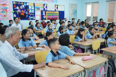 Phụ huynh dự giờ, thấy thương thầy cô quản nguyên đàn con nghịch ngợm - Ảnh 3. Phụ huynh dự giờ, thấy thương thầy cô quản nguyên đàn con nghịch ngợm - Ảnh 3.