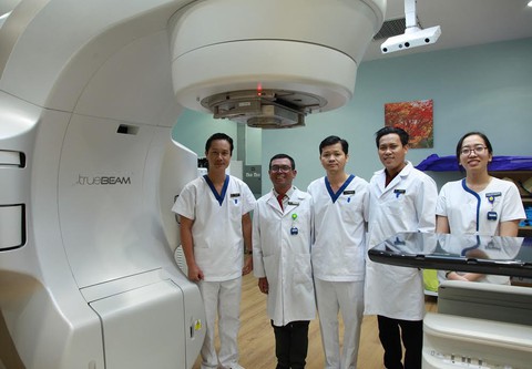Tế bào ung thư bốc hơi nhờ kỹ thuật xạ trị chuẩn - Ảnh 2. Tế bào ung thư bốc hơi nhờ kỹ thuật xạ trị chuẩn - Ảnh 2.