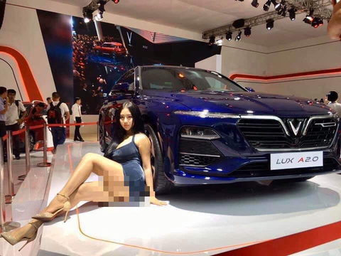 Cô gái tạo dáng quá lố tại Vietnam Motor Show 2019 là câu view, phản cảm - Ảnh 1. Cô gái tạo dáng quá lố tại Vietnam Motor Show 2019 là câu view, phản cảm - Ảnh 1.
