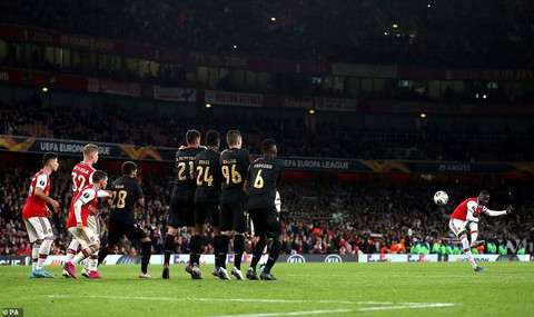 Pepe với 2 cú sút phạt siêu đẳng cứu Arsenal khỏi bẽ mặt ở sân Emirates - Ảnh 1. Pepe với 2 cú sút phạt siêu đẳng cứu Arsenal khỏi bẽ mặt ở sân Emirates - Ảnh 1.