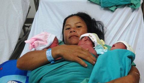 Sản phụ người Xê Đăng sinh 3 tự nhiên trong vòng 10 phút - Ảnh 1. Sản phụ người Xê Đăng sinh 3 tự nhiên trong vòng 10 phút - Ảnh 1.