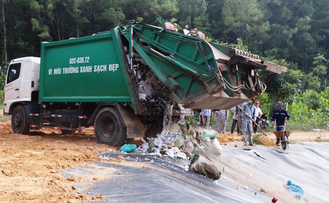 Xe chở rác đã vào được khu xử lý sau 3 tháng bị phong tỏa - Ảnh 4. Xe chở rác đã vào được khu xử lý sau 3 tháng bị phong tỏa - Ảnh 4.