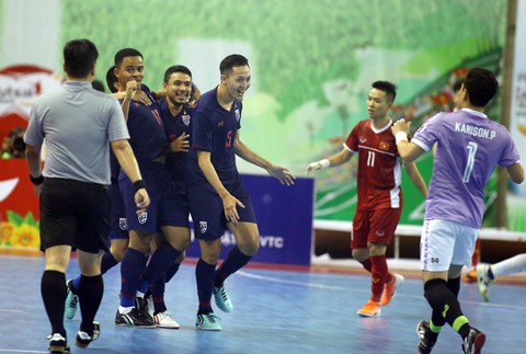 Futsal Việt Nam lại tiếp tục thua người Thái - Ảnh 2. Futsal Việt Nam lại tiếp tục thua người Thái - Ảnh 2.