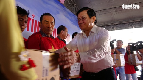 Nguyên Chủ tịch nước Trương Tấn Sang tặng thiết bị cho ngư dân - Ảnh 2. Nguyên Chủ tịch nước Trương Tấn Sang tặng thiết bị cho ngư dân - Ảnh 2.
