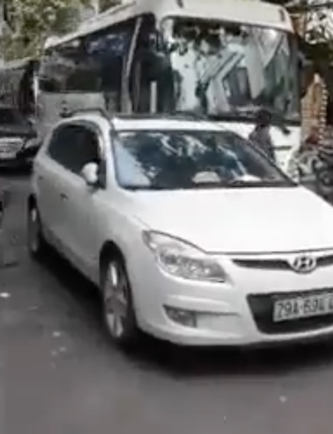 Trung úy công an đậu xe nghênh ngang giữa đường bị phạt 1 triệu đồng - Ảnh 1. Trung úy công an đậu xe nghênh ngang giữa đường bị phạt 1 triệu đồng - Ảnh 1.