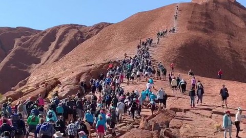 Hàng ngàn du khách đổ đến núi thiêng Uluru leo lần cuối - Ảnh 1. Hàng ngàn du khách đổ đến núi thiêng Uluru leo lần cuối - Ảnh 1.