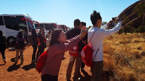 Hàng ngàn du khách đổ đến núi thiêng Uluru leo lần cuối - Ảnh 2. Hàng ngàn du khách đổ đến núi thiêng Uluru leo lần cuối - Ảnh 2.