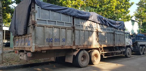 Tài xế đổ trộm 20 tấn rác thải trốn công an lại bị rắn độc cắn - Ảnh 1. Tài xế đổ trộm 20 tấn rác thải trốn công an lại bị rắn độc cắn - Ảnh 1.
