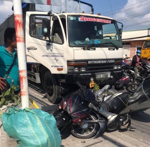 Xe tải tông nhiều xe máy đang dừng đèn đỏ tại Long An - Ảnh 1. Xe tải tông nhiều xe máy đang dừng đèn đỏ tại Long An - Ảnh 1.