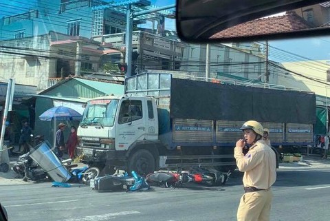 Xe tải tông nhiều xe máy đang dừng đèn đỏ tại Long An - Ảnh 2. Xe tải tông nhiều xe máy đang dừng đèn đỏ tại Long An - Ảnh 2.