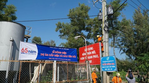 Người dân quần đảo Hải Tặc lần đầu sử dụng điện lưới quốc gia - Ảnh 1. Người dân quần đảo Hải Tặc lần đầu sử dụng điện lưới quốc gia - Ảnh 1.
