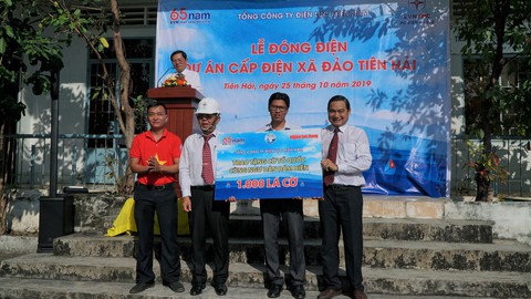 Người dân quần đảo Hải Tặc lần đầu sử dụng điện lưới quốc gia - Ảnh 2. Người dân quần đảo Hải Tặc lần đầu sử dụng điện lưới quốc gia - Ảnh 2.
