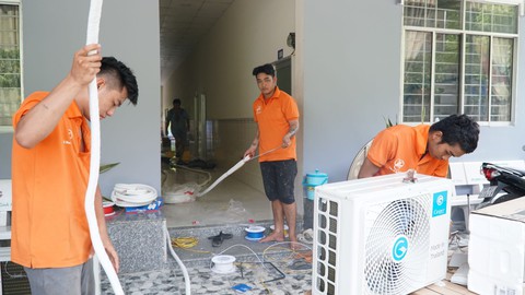 Người dân quần đảo Hải Tặc lần đầu sử dụng điện lưới quốc gia - Ảnh 4. Người dân quần đảo Hải Tặc lần đầu sử dụng điện lưới quốc gia - Ảnh 4.