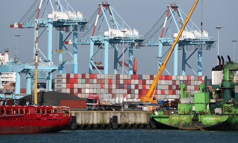 Cảng Zeebrugge, nơi container chở 39 thi thể xuất phát, là điểm nóng buôn người - Ảnh 1. Cảng Zeebrugge, nơi container chở 39 thi thể xuất phát, là điểm nóng buôn người - Ảnh 1.
