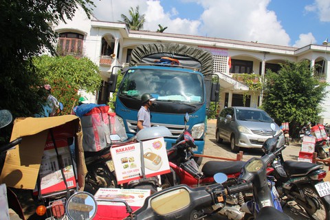 Cho rằng bị lừa, hàng trăm người chặn nhóm bán hàng đòi tiền lại - Ảnh 1. Cho rằng bị lừa, hàng trăm người chặn nhóm bán hàng đòi tiền lại - Ảnh 1.