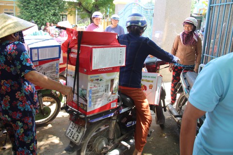 Cho rằng bị lừa, hàng trăm người chặn nhóm bán hàng đòi tiền lại - Ảnh 6. Cho rằng bị lừa, hàng trăm người chặn nhóm bán hàng đòi tiền lại - Ảnh 6.