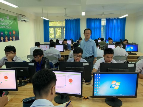 Làm bài kiểm tra trên máy tính, điện thoại, cả thầy trò đều sướng - Ảnh 1. Làm bài kiểm tra trên máy tính, điện thoại, cả thầy trò đều sướng - Ảnh 1.
