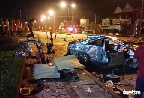 Ba người chết trong ôtô biến dạng sau cú tông của xe giường nằm - Ảnh 1. Ba người chết trong ôtô biến dạng sau cú tông của xe giường nằm - Ảnh 1.
