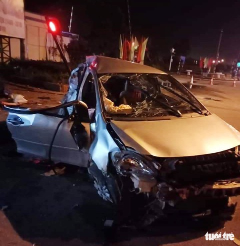 Ba người chết trong ôtô biến dạng sau cú tông của xe giường nằm - Ảnh 3. Ba người chết trong ôtô biến dạng sau cú tông của xe giường nằm - Ảnh 3.