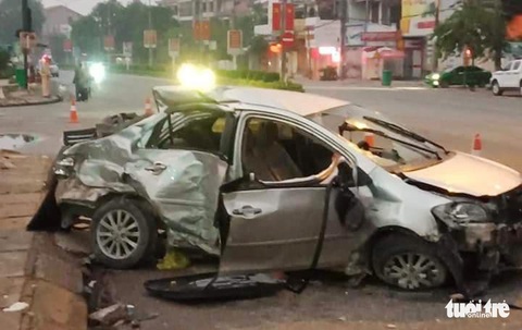 Ba người chết trong ôtô biến dạng sau cú tông của xe giường nằm - Ảnh 2. Ba người chết trong ôtô biến dạng sau cú tông của xe giường nằm - Ảnh 2.