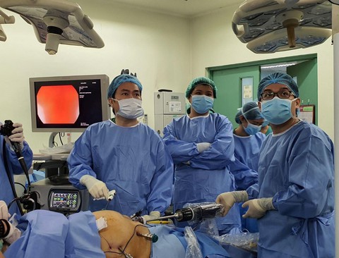 Bác sĩ Bệnh viện Bình Dân sang Philippines phẫu thuật bằng robot - Ảnh 1. Bác sĩ Bệnh viện Bình Dân sang Philippines phẫu thuật bằng robot - Ảnh 1.