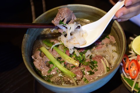 Có gì trong tô phở bò Wagyu giá hơn 1 triệu đồng? - Ảnh 3. Có gì trong tô phở bò Wagyu giá hơn 1 triệu đồng? - Ảnh 3.