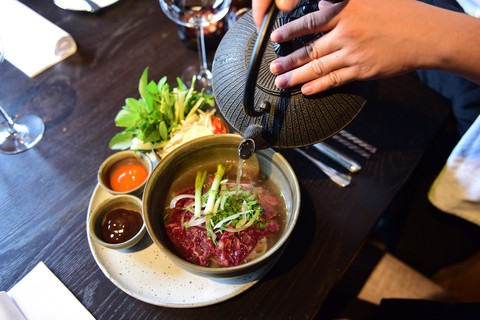 Có gì trong tô phở bò Wagyu giá hơn 1 triệu đồng? - Ảnh 2. Có gì trong tô phở bò Wagyu giá hơn 1 triệu đồng? - Ảnh 2.