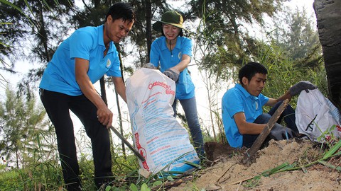 Những đôi tay yếu tử tế với môi trường - Ảnh 1. Những đôi tay yếu tử tế với môi trường - Ảnh 1.
