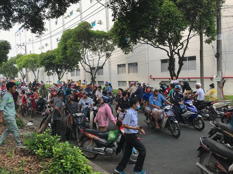 Cháy lớn ở Khu chế xuất Linh Trung, nhiều hàng hóa bị thiêu rụi - Ảnh 4. Cháy lớn ở Khu chế xuất Linh Trung, nhiều hàng hóa bị thiêu rụi - Ảnh 4.