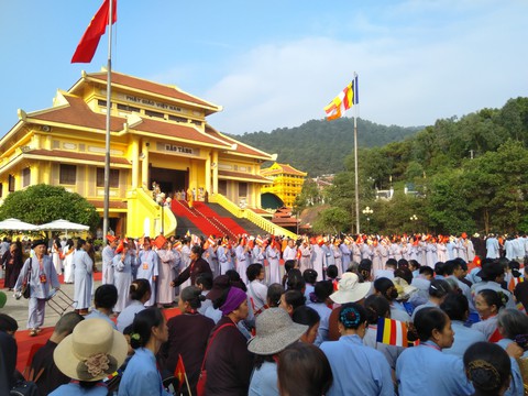 Hàng nghìn người dự đại lễ tưởng niệm 906 năm ni sư Diệu Nhân viên tịch - Ảnh 4. Hàng nghìn người dự đại lễ tưởng niệm 906 năm ni sư Diệu Nhân viên tịch - Ảnh 4.