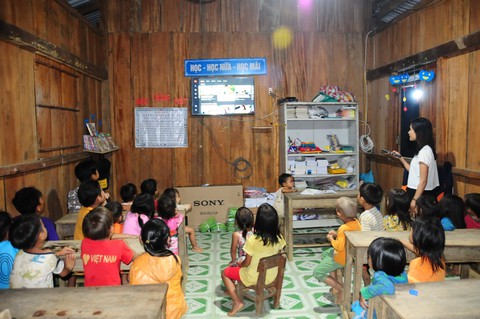 Hai cô giáo điểm trường Tắk Pổ nhận giải thưởng Bạn đọc cùng làm báo - Ảnh 3. Hai cô giáo điểm trường Tắk Pổ nhận giải thưởng Bạn đọc cùng làm báo - Ảnh 3.