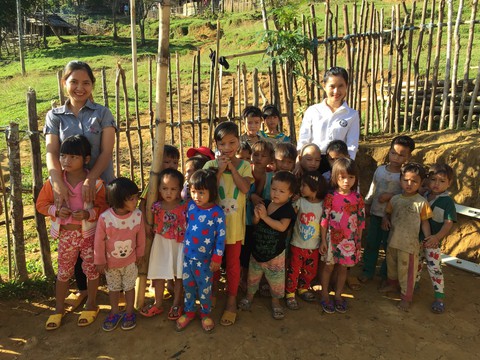 Hai cô giáo điểm trường Tắk Pổ nhận giải thưởng Bạn đọc cùng làm báo - Ảnh 1. Hai cô giáo điểm trường Tắk Pổ nhận giải thưởng Bạn đọc cùng làm báo - Ảnh 1.