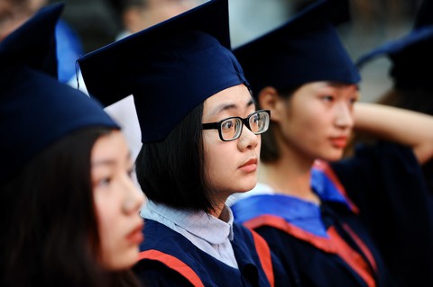 86 thủ khoa tốt nghiệp xuất sắc ghi danh sổ vàng tại Văn miếu Quốc Tử Giám - Ảnh 2. 86 thủ khoa tốt nghiệp xuất sắc ghi danh sổ vàng tại Văn miếu Quốc Tử Giám - Ảnh 2.