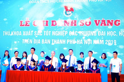 86 thủ khoa tốt nghiệp xuất sắc ghi danh sổ vàng tại Văn miếu Quốc Tử Giám - Ảnh 1. 86 thủ khoa tốt nghiệp xuất sắc ghi danh sổ vàng tại Văn miếu Quốc Tử Giám - Ảnh 1.